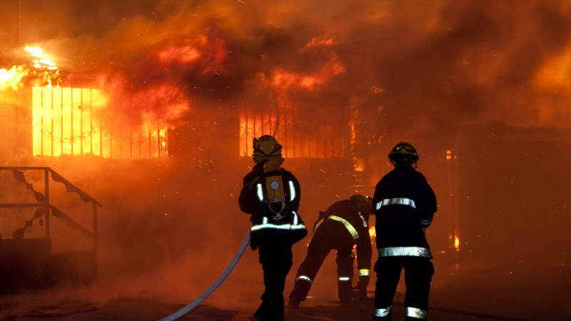 Xətai rayonunda anbar və ona bitişik olan ev yanıb