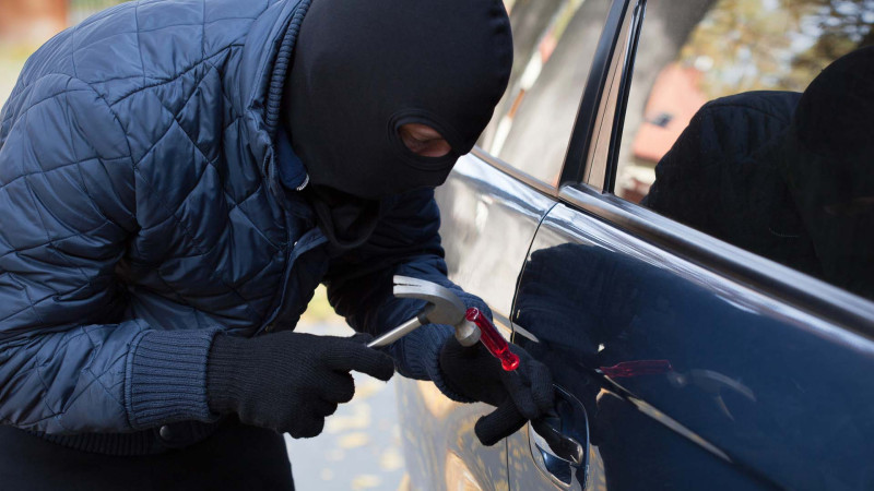 Xətai rayonunda avtomobildən oğurluq edilib