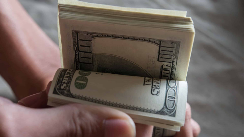 Banka saxta dollarla gələn şəxs saxlanılıb