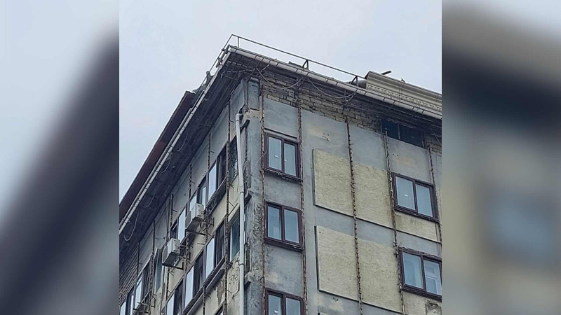 Xətai rayonunda bina fasadının hissələri qoparaq insanların başına düşür
