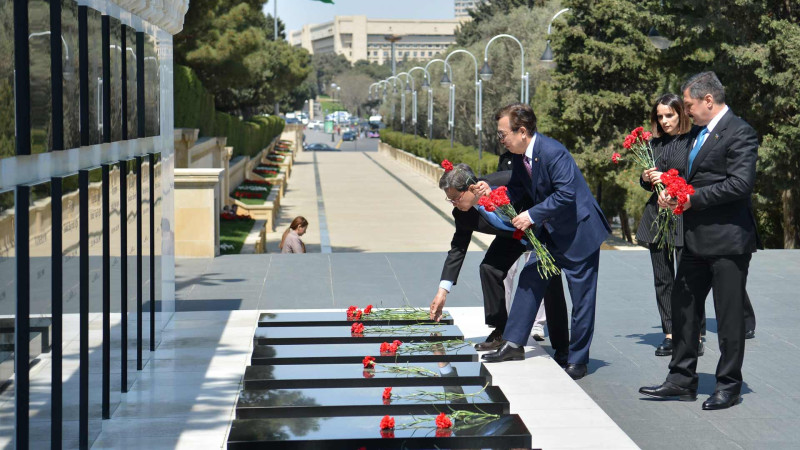 Koreyalı deputatlar şəhidlərin xatirəsini anıblar