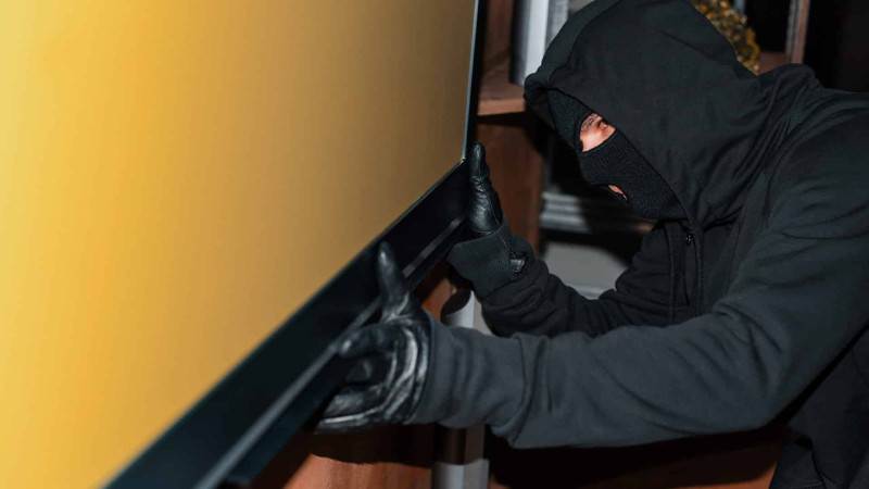 Nəsimi rayonunda elektrik kabeli və havalandırma boruları divardan sökülərək oğurlanıb