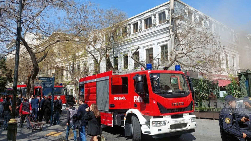 Bakının mərkəzində yanğın başlayıb