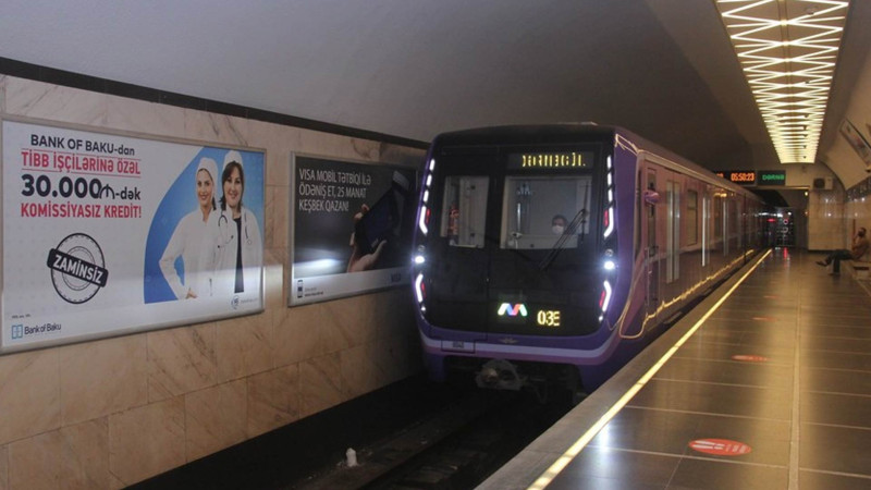 Metroda sərnişin relslərə yıxılıb