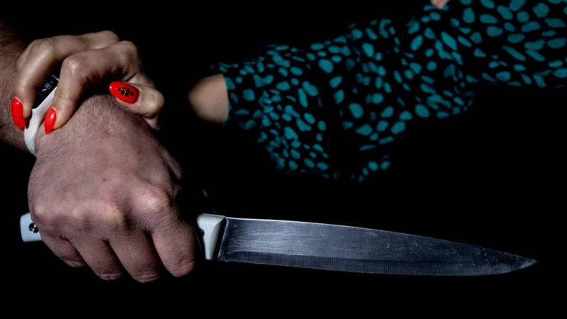 Ailə münaqişəsi zəminində kişi həyat yoldaşını bıçaqlayıb