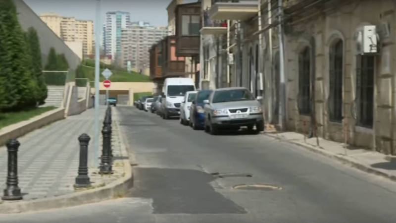 Bakıda piyadalar avtomobillərdən əziyyət çəkirlər: mərkəzdə olan küçələr park edilmiş avtomobillərlə doludur