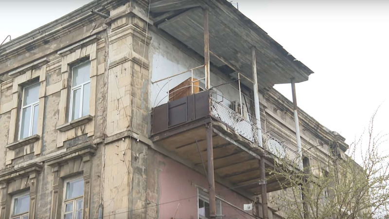 NZS-də 6 dəfə yanan bina dağılır: aidiyyəti qurumların isə xəbəri yoxdur