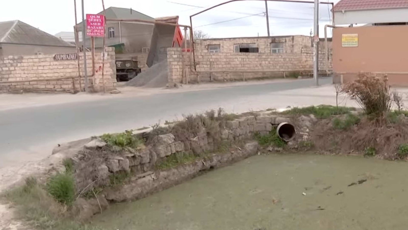 Sabunçu rayonunda avtomobillər daim su kanalına düşürlər