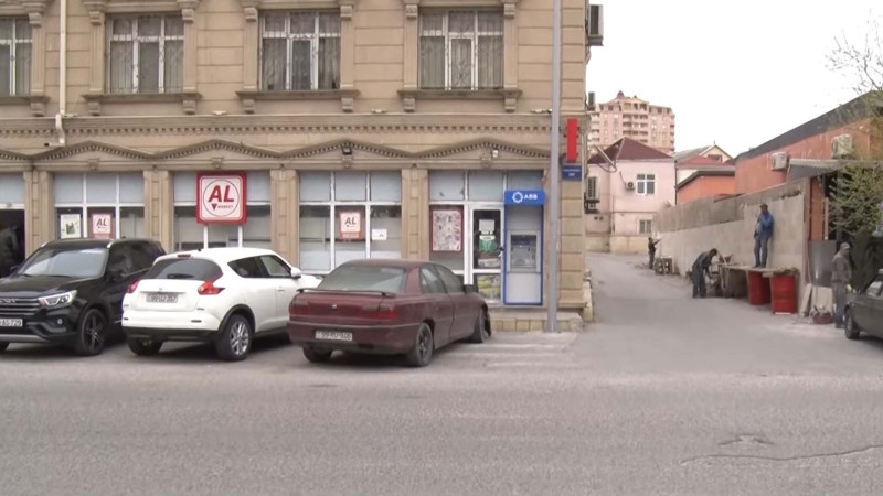 Yasamalda məktəbin qarşısında piyada zolağını yağış yuyub