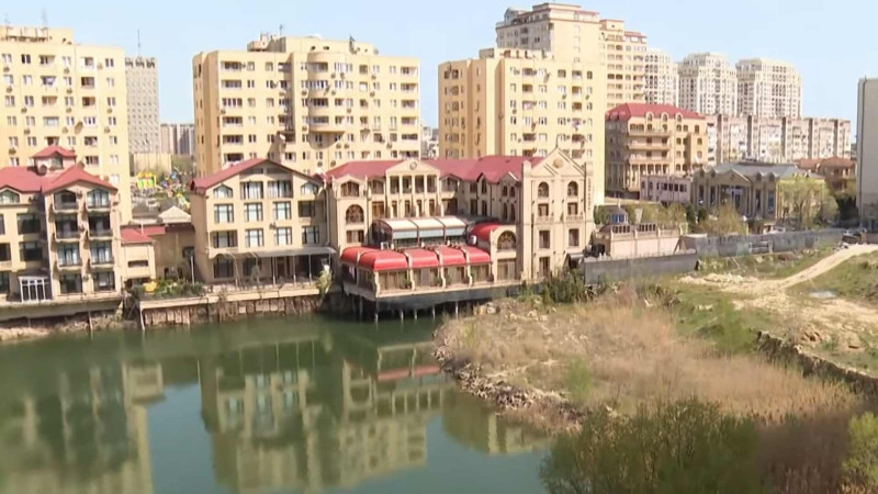 “Üç Tac”ın yaxınlığındakı göl bina tikmək üçün qurudulur