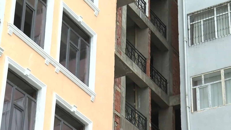 Nərimanov rayonunda yeni tikilinin eyvanları qonşu binanın pəncərələrinə çıxır