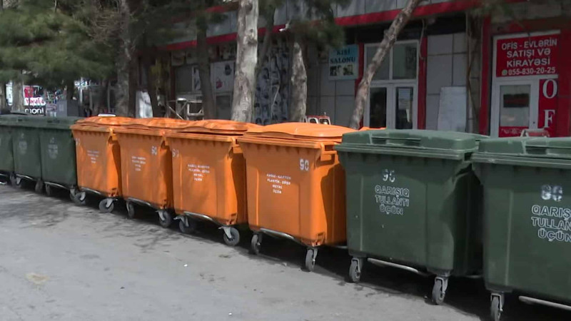 Bakıda zibil qutuları yolun hərəkət hissəsinə qoyulub: kommunal xidmətlər açıqlama verib