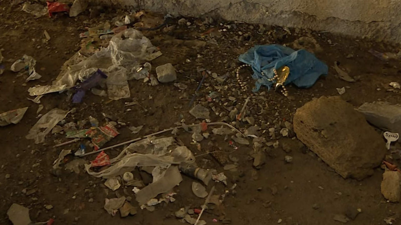 Xətai rayonunda yarımtikili bina narkomanların məskəninə çevrilib