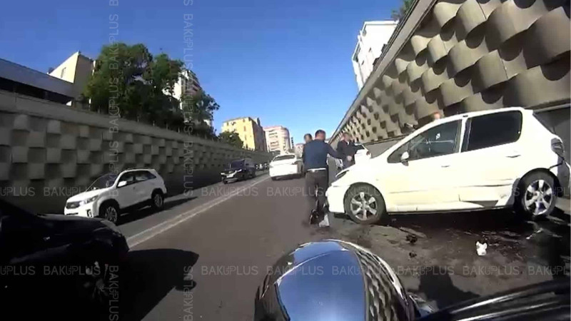 Nərimanov: Həsən Əliyev küçəsində “Peugeot” qəza törədib - VİDEO