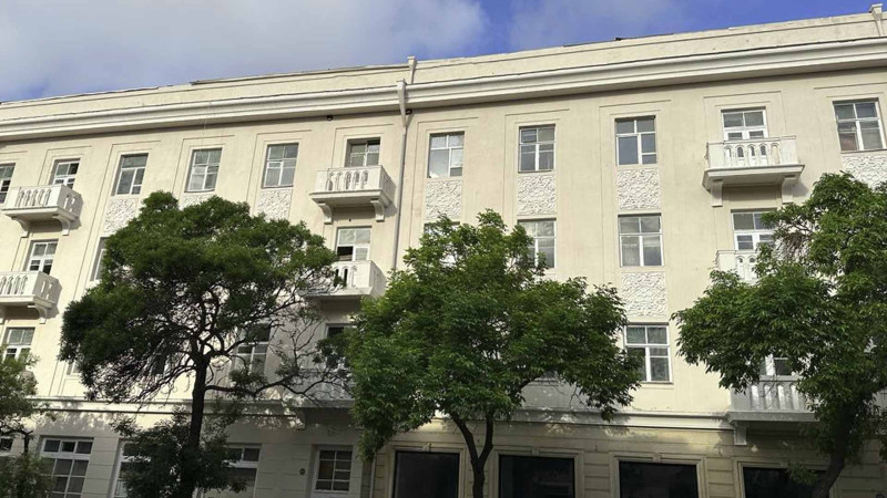 Azadlıq prospektində yerləşən binanın fasadı təmir olunub