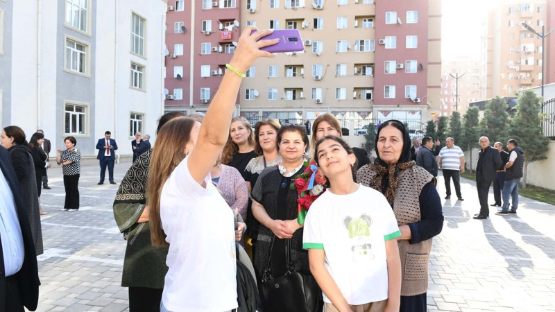 Qaradağ rayonundan Laçına köçürülmə başlayıb
