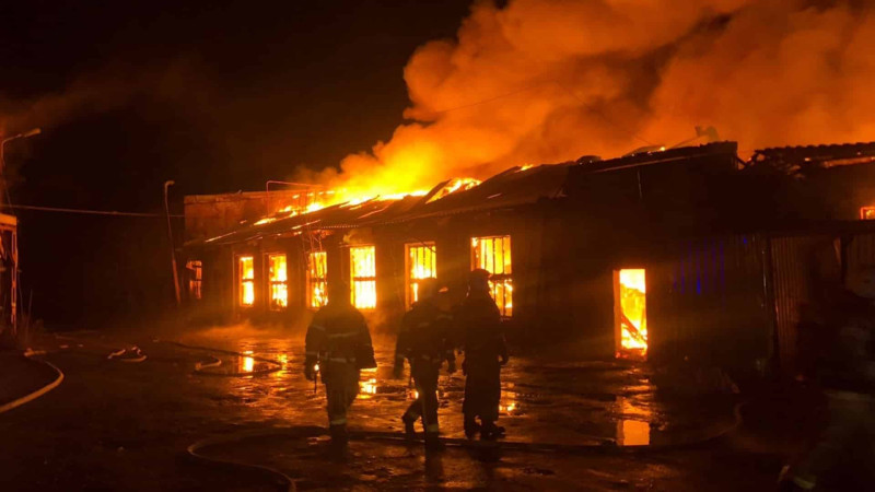 Xəzər rayonunda 2 anbarda yanğın baş verib