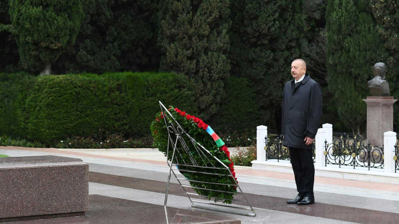 Prezident İlham Əliyev və ailəsi ulu öndərin məzarını ziyarət ediblər