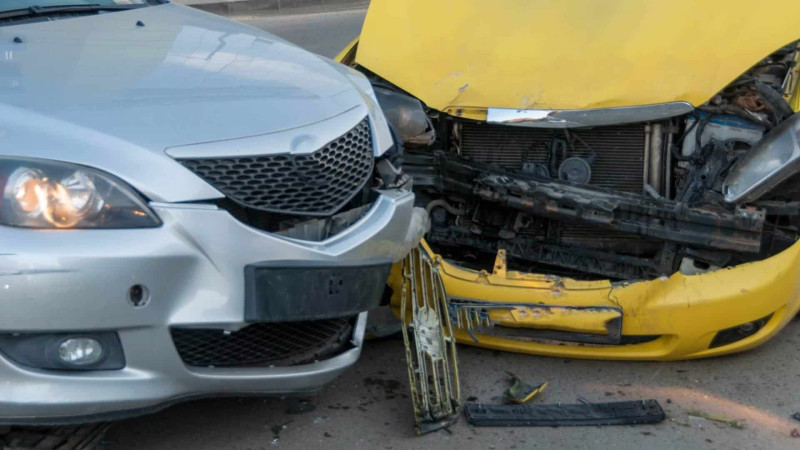 İki avtomobilin toqquşması nəticəsində 22 yaşlı gənc xəsarət alıb