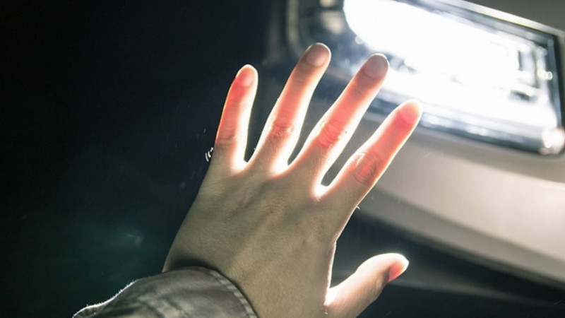 Bakıda 100 km/saatlıq yolda piyada avtomobil yolunu keçmək istəyib