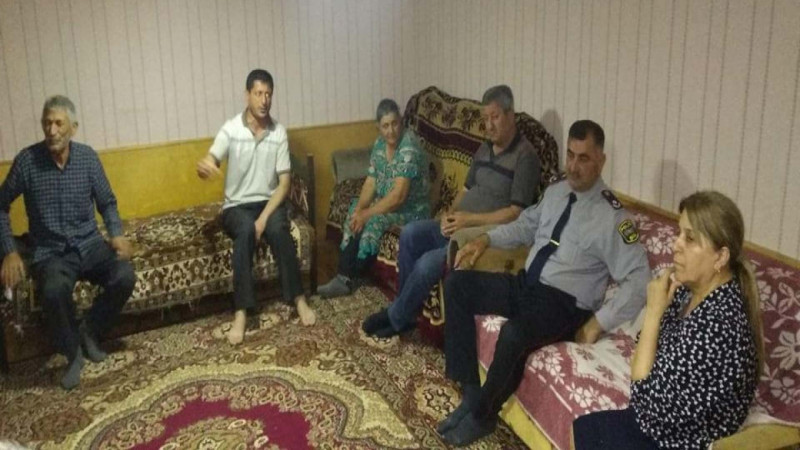 “O, yastığının altında bıçaq saxlayır və uşaqları öldürməklə hədələyir”: intihara cəhd edən qadının xalası danışıb