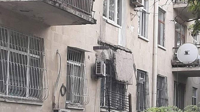 Bakıda eyvan gənc qızın üzərinə uçub