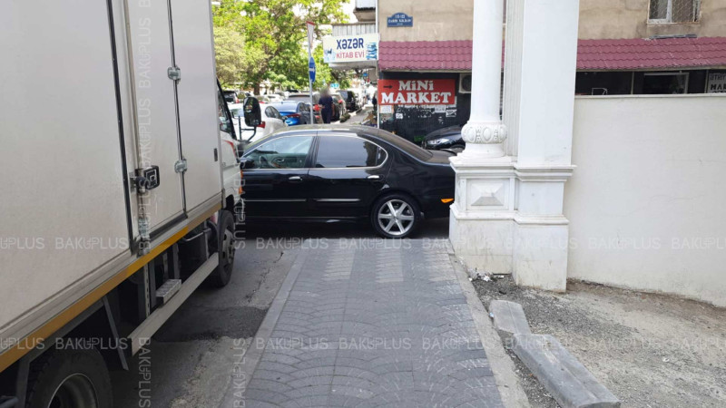 Bakıda sürücü avtomobilini saxlayaraq piyadalar üçün yolu kəsib