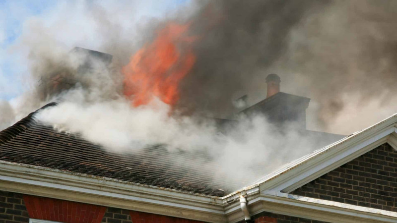 Xətai rayonunda yaşayış evi tamamilə yanıb