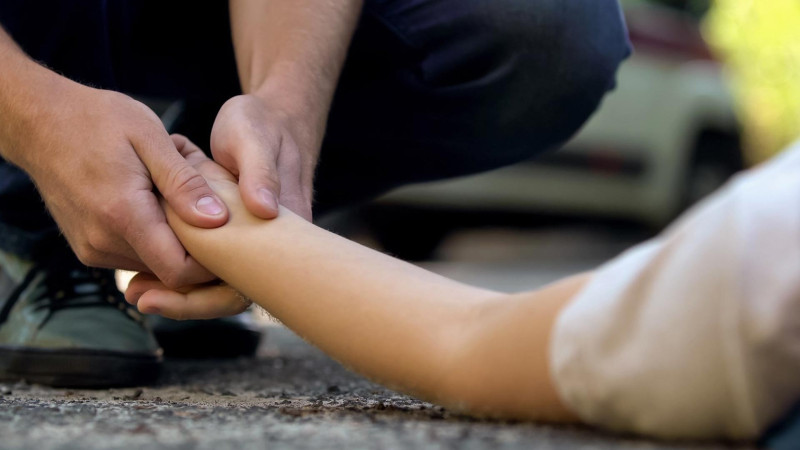 Xətaidə azyaşlı nəvəsi ilə yolu keçən qadını avtomobil vurub