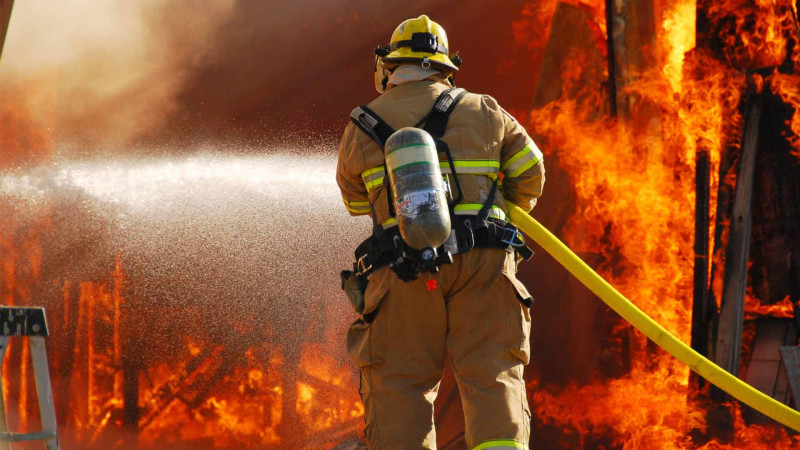 Xətai rayonunda avtomobil təmiri sexi yanıb