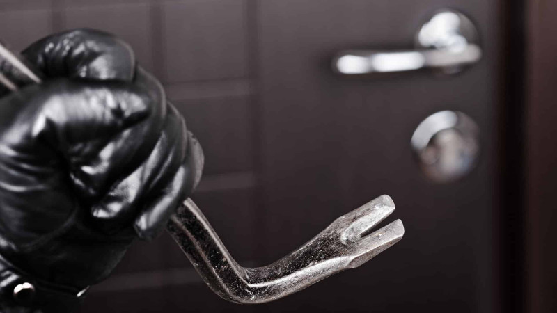 Buzovna qəsəbəsində evdən oğurluq edən şəxs daha sonra evi yandırıb