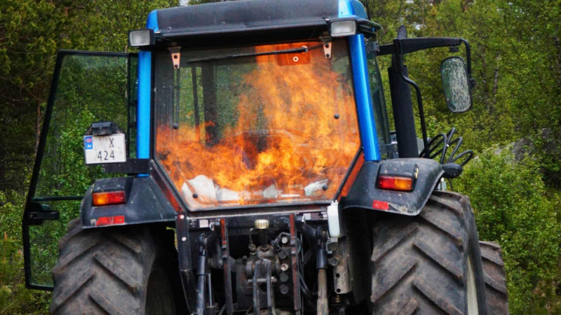 Bakıda traktor yanıb