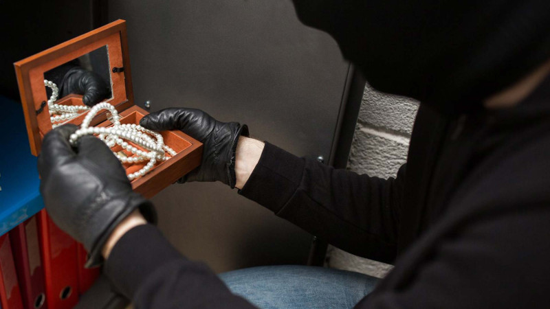 Xəzər rayonunda evlərdən 8700 manat dəyərində qızıl-zinət oğurlanıb