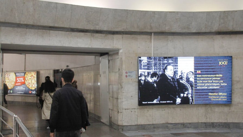 Bakı metrosu Heydər Əliyevin şəkillərini nümayiş etdirir