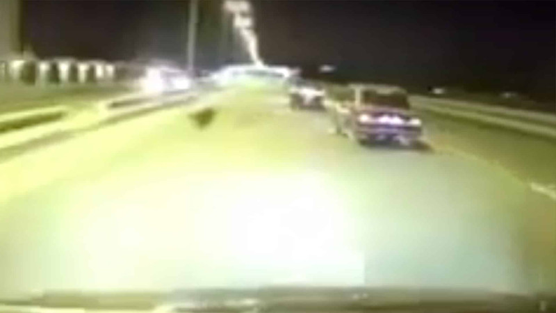 Magistral yolda iti vurmaqdan yayınan sürücü ağır qəzaya düşüb