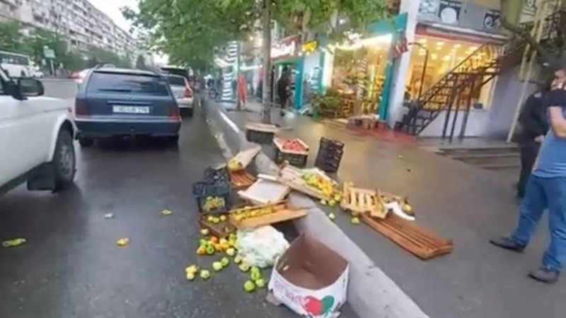 Küçədə satılan məhsulları polis də təpikləyibmiş