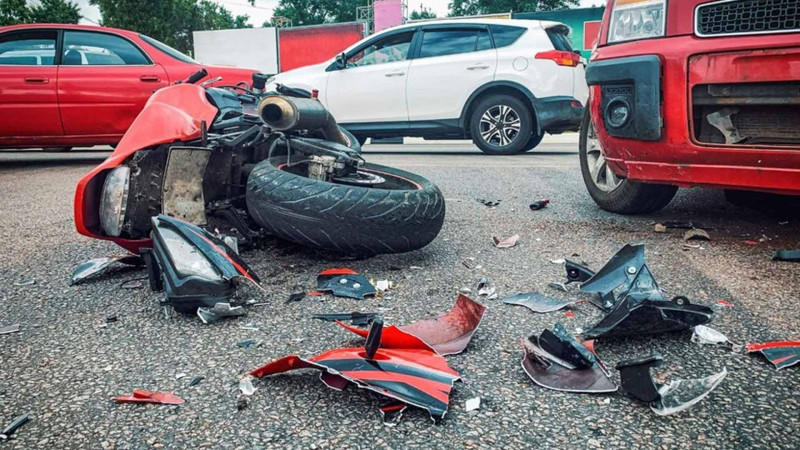 Nizami rayonunda motosiklet maneəyə çarpılıb