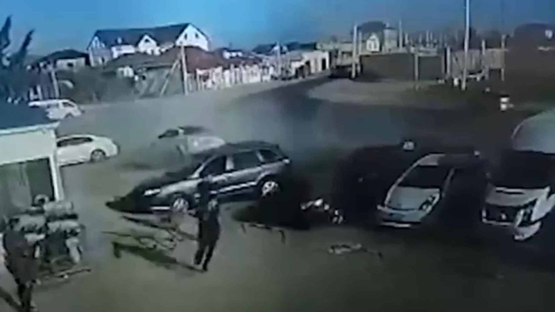Suraxanıda “Mercedes” yolun kənarında dayanan avtomobillərə çarpılıb - VİDEO