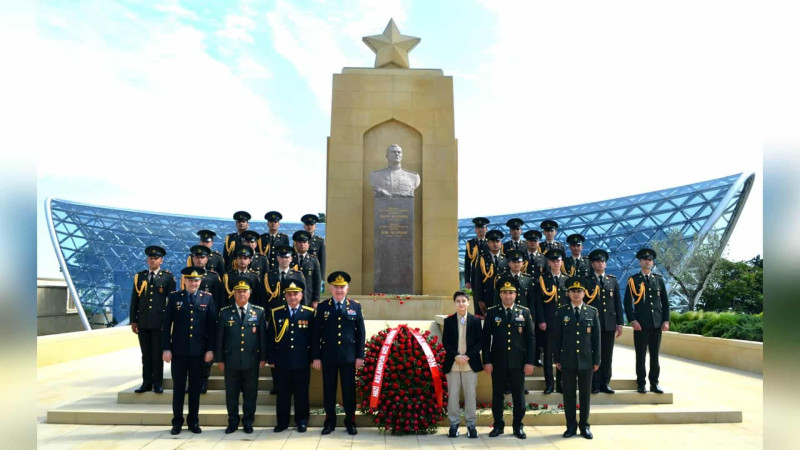Bir qrup hərbçi Həzi Aslanovun məzarını ziyarət edib