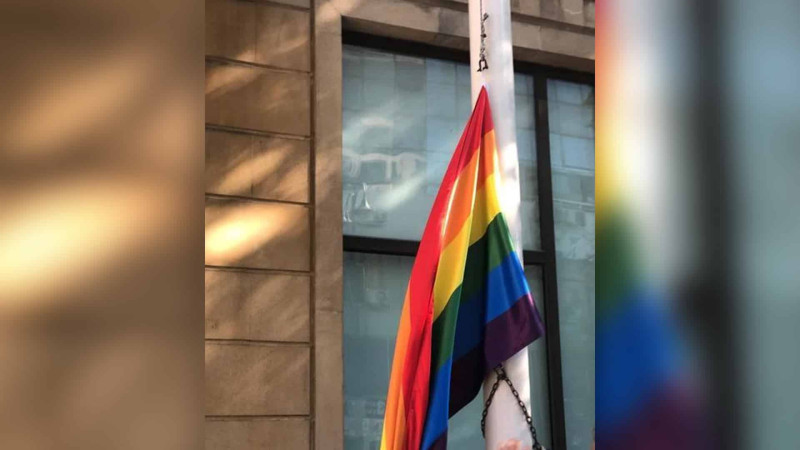 LGBT bayrağı Bakının mərkəzində asılıb