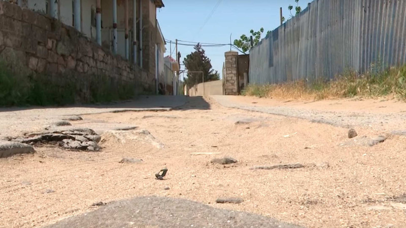 Mərdakənda sakinlər onlara çəkilən içməli suya görə sevinsələr də, asfaltsız qalıblar