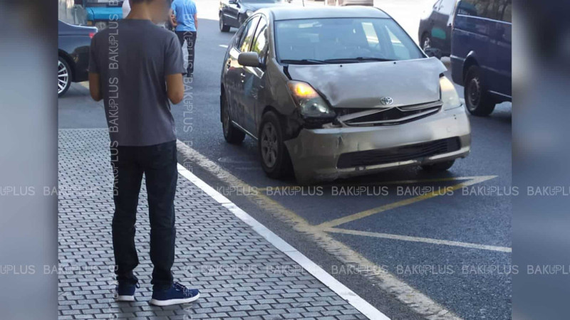 “Azneft” dairəsində avtobus “Prius”la toqquşub