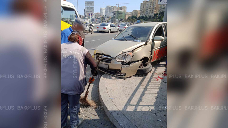 “İnturist” hotelinin qarşısında “Prius” səkiyə çıxıb