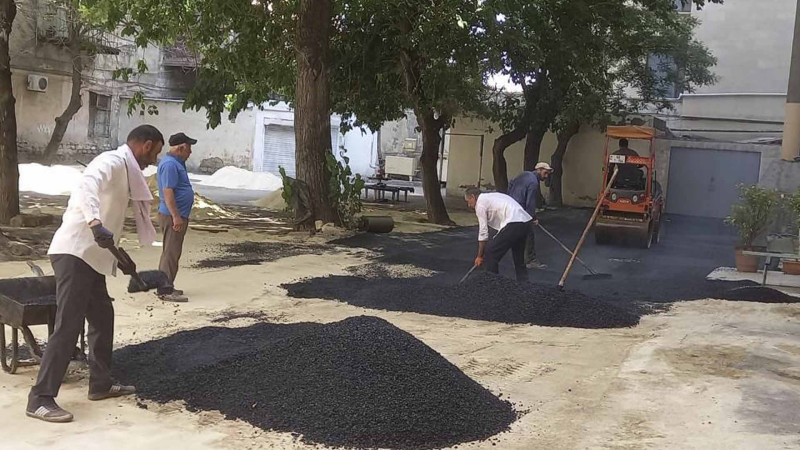 Azadlıq prospektində həyətyanı sahədə asfalt dəyişilib