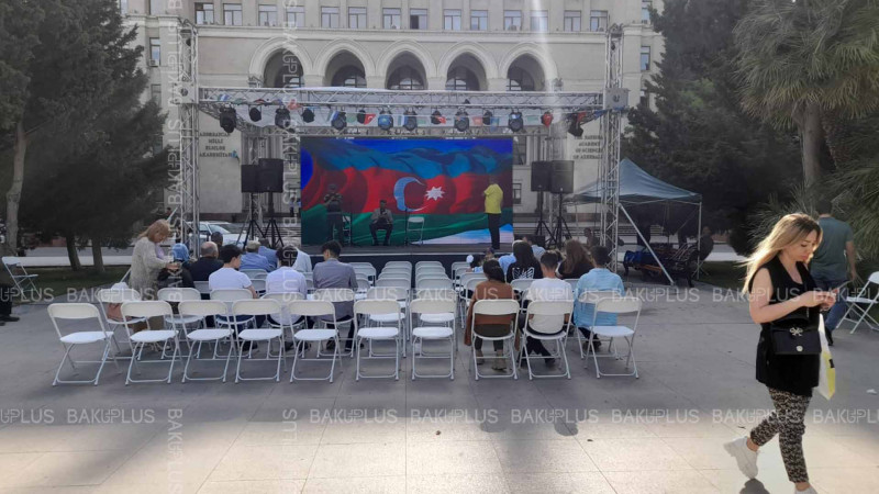 Elmlər Akademiyası binasının qarşısında İkinci Türk Dünyası Ədəbiyyat və Kitab Festivalı keçirilir