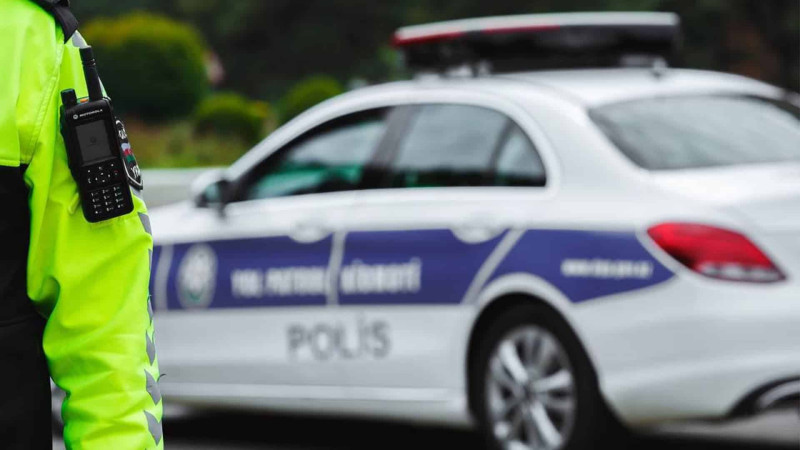 Sabunçu rayonunda vətəndaş polis maşınının şüşəsini sındırıb