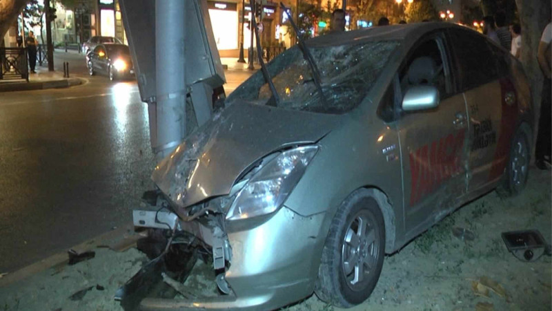 “Prius” işıqfora, dirəyə və digər avtomobilə çarpılaraq qəza törədib
