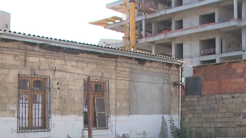 Yasamalda çoxmərtəbəli bina tikilir: ətrafda isə hələ köçürülməyən ailələr qalıb