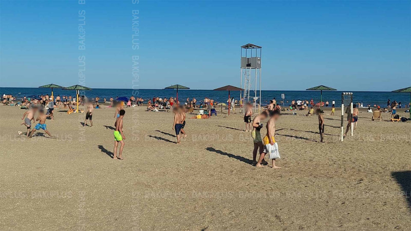 Suyu çirkli olan çimərlik insanlarla doludur