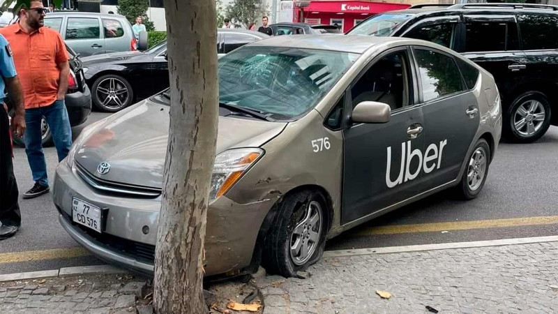 Nəsimi rayonunda “Prius” qəza törədib
